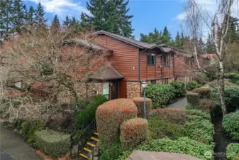 A charming two-level townhome-style condo offers effortless access to Microsoft, SR-520, Downtown Bellevue, and nearby light rail stations