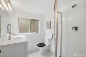 Lower level 3/4 bath.