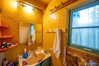 Cabin B Bathroom