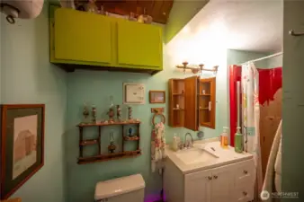 Cabin C Bathroom