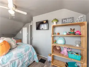 Bedroom 4 with large Windows
