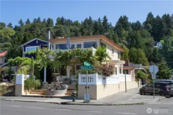 Commanding corner location