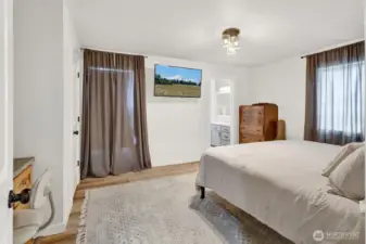 Main floor primary bed with attached bath en-suite.