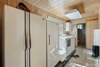 Garage has w/d, fridge and bathroom