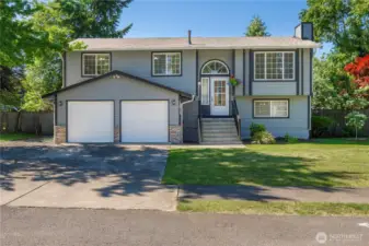 Beautiful home with 3 bed+ bonus room on a large lot!
