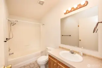 Main bathroom (full bath)
