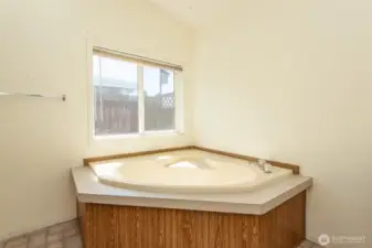 Large tub in primary bath