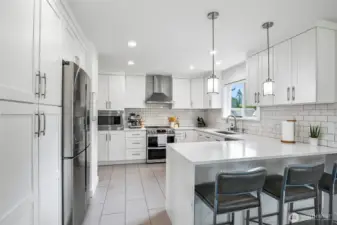 Beautiful modern look kitchen w/quartz counters