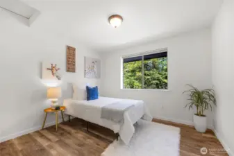 Middle upstairs bedroom.