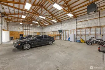Plenty of room for your RV, boats, toys, cars & many other projects!