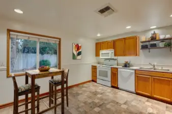 Kitchen (vir. staged)