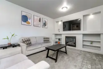 Spacious Living Room w/Built in Shelving