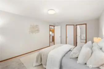 Primary Suite with Walk in Closet & 5-piece ensuite.