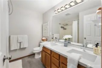 Private ensuite bathroom with new quartz counters, sinks & faucets.