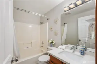 Full guest bathroom with new quartz counters, sinks & faucets.