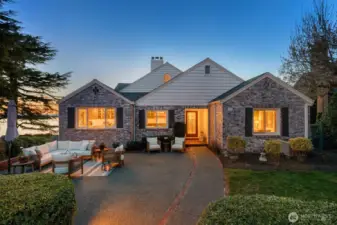 Desirable over-sized private SW corner lot on iconic Magnolia Blvd W with sweeping Puget Sound and Olympic Mountain views from all three levels. Beautifully remodeled throughout, this exceptional home blends timeless elegance with modern comfort in one of Seattle’s most coveted locations.