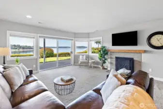 Amazing sized living area for media space or play area