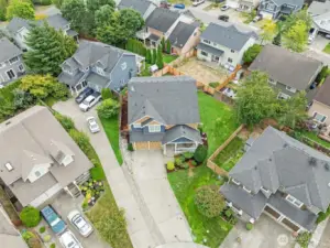 Nicely positioned~BIG yard
