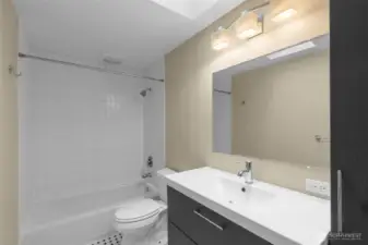 Updated primary en-suite bath with skylight