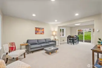 Spacious living loom with brand new carpet