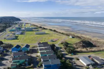 You'll love being able to walk to the Navy restaurant and bar from your home.  Downtown Pacific Beach is just a few blocks South and just two miles South is the charming town of Seabrook with more restaurants, and shopping!