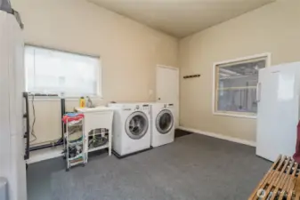 Large utility room between kitchen and garage