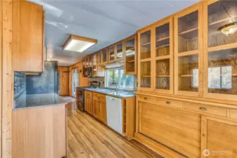 kitchen w oak cabinets