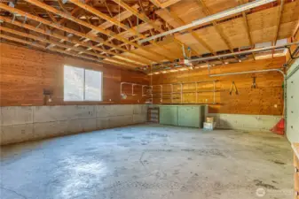 detached garage/shop w overhead storage