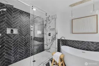 Double rain shower heads + large bathtub