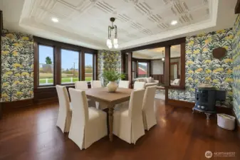 Virtually staged dining room