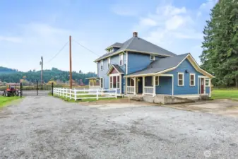 Think of all the friends and family you can entertain, plenty of parking for their vehicles and your horse or utility trailers.