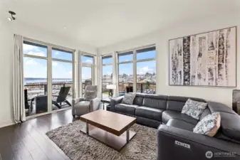 Inviting views and layout... Grand Piano size