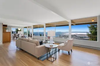 Spacious Penthouse, 3br/2, w/ sweeping and spectacular unobstructed views!