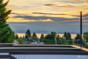 The rooftop deck is your outdoor extended living space where you can entertain a group, or relax solo while taking in the views. This is your piece of the PNW!