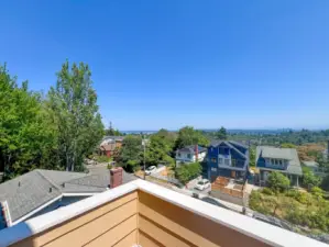 Space to enjoy blue skies and a perfect place to enjoy your morning coffee and see the sunrise with overhead heater