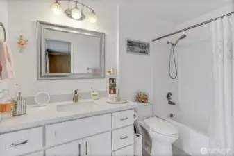 ensuite full bathroom