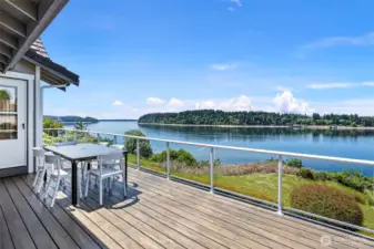 This large deck off the back has just been refinished and ready for you to enjoy!