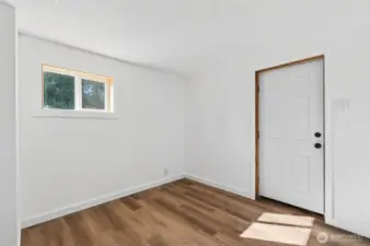 Mudroom with washer dryer hookups