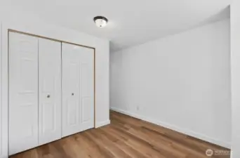 Mudroom with washer dryer hookups