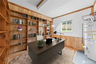 Nice office with built-in shelves that wrap around~