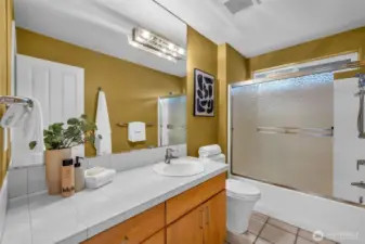 Upstairs full bathroom