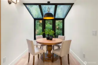 BREAKFAST NOOK / SUNROOM OFF KITCHEN.