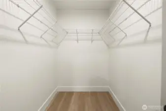 WALK IN CLOSET!!