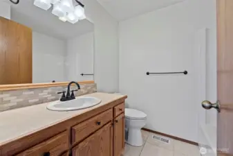 Main level full hall bathroom