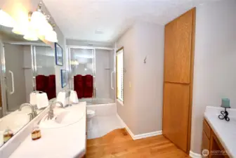 ensuite bath for guest room 2