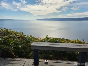 Gorgeous Southerly views of Mukilteo Ferry crossing, Mt Rainier, Olympic Mtns & incredible sunsets!