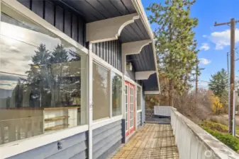 Front deck that connects to the front roof-top deck.