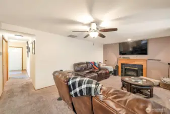 Family Room - Passage to Front