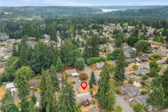 Close proximity to Bothell and Lake Washington. Note the large front and back yard spaces.