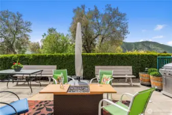 Plenty of space to entertain family & friends on the patio!